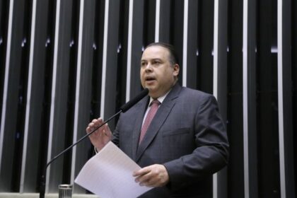 Comissão aprova projeto que obriga plataformas digitais a alertar sobre vício em pornografia