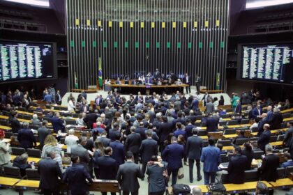 Deputados retomam votações após recesso