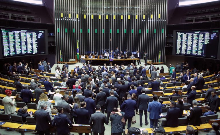 Deputados retomam votações após recesso